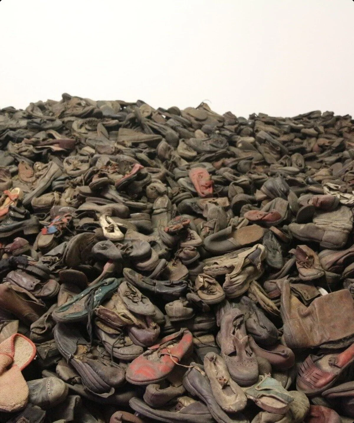 gesammelte Schuhe in Auschwitz | © Matthias Lucks