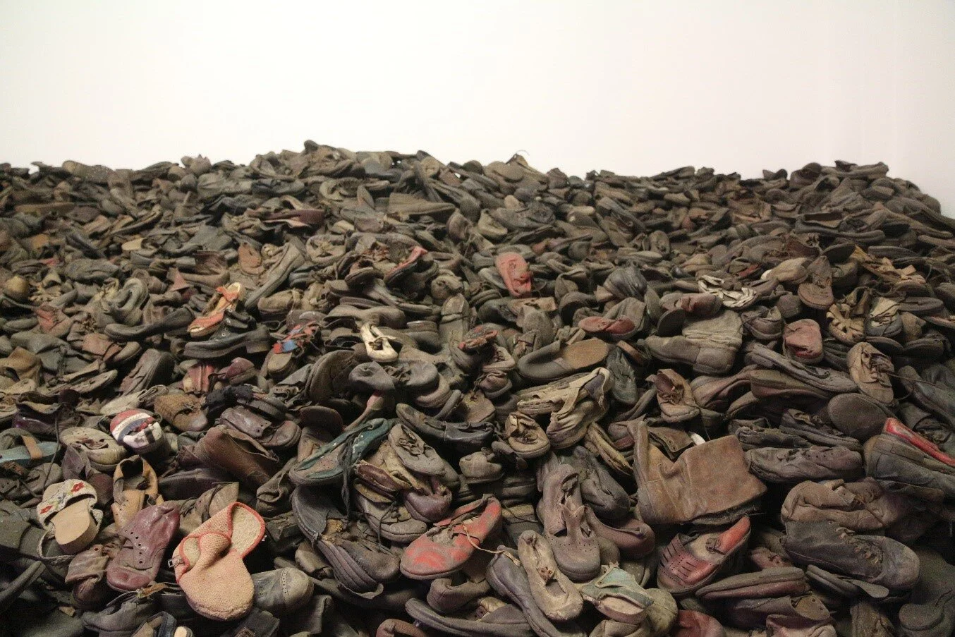gesammelte Schuhe in Auschwitz | © Matthias Lucks
