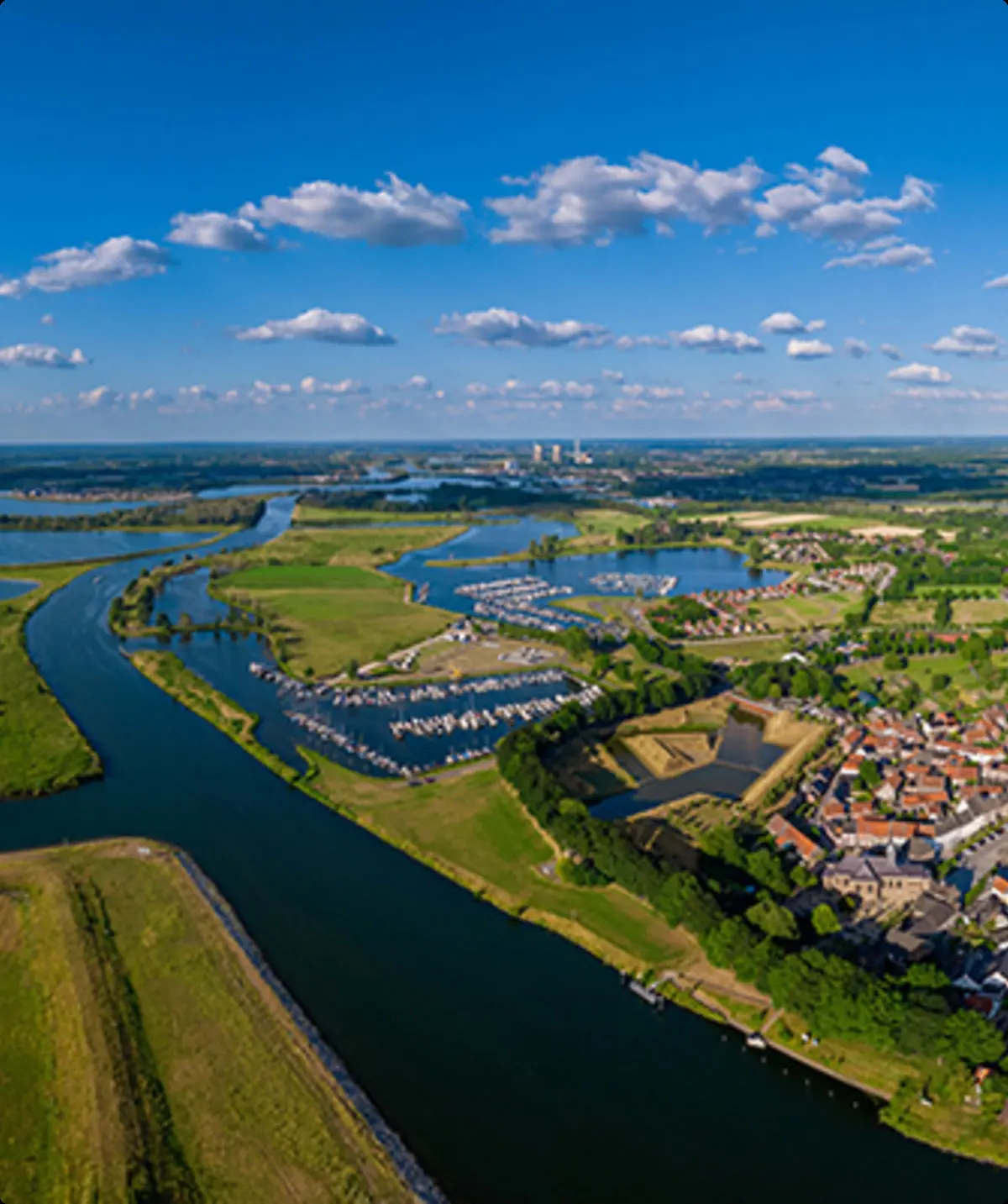 Maas mit Ort von oben | © Guus Reinartz