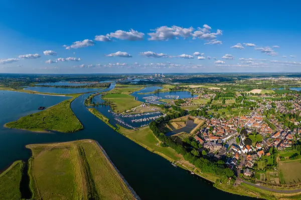 Maas mit Ort von oben | © Guus Reinartz