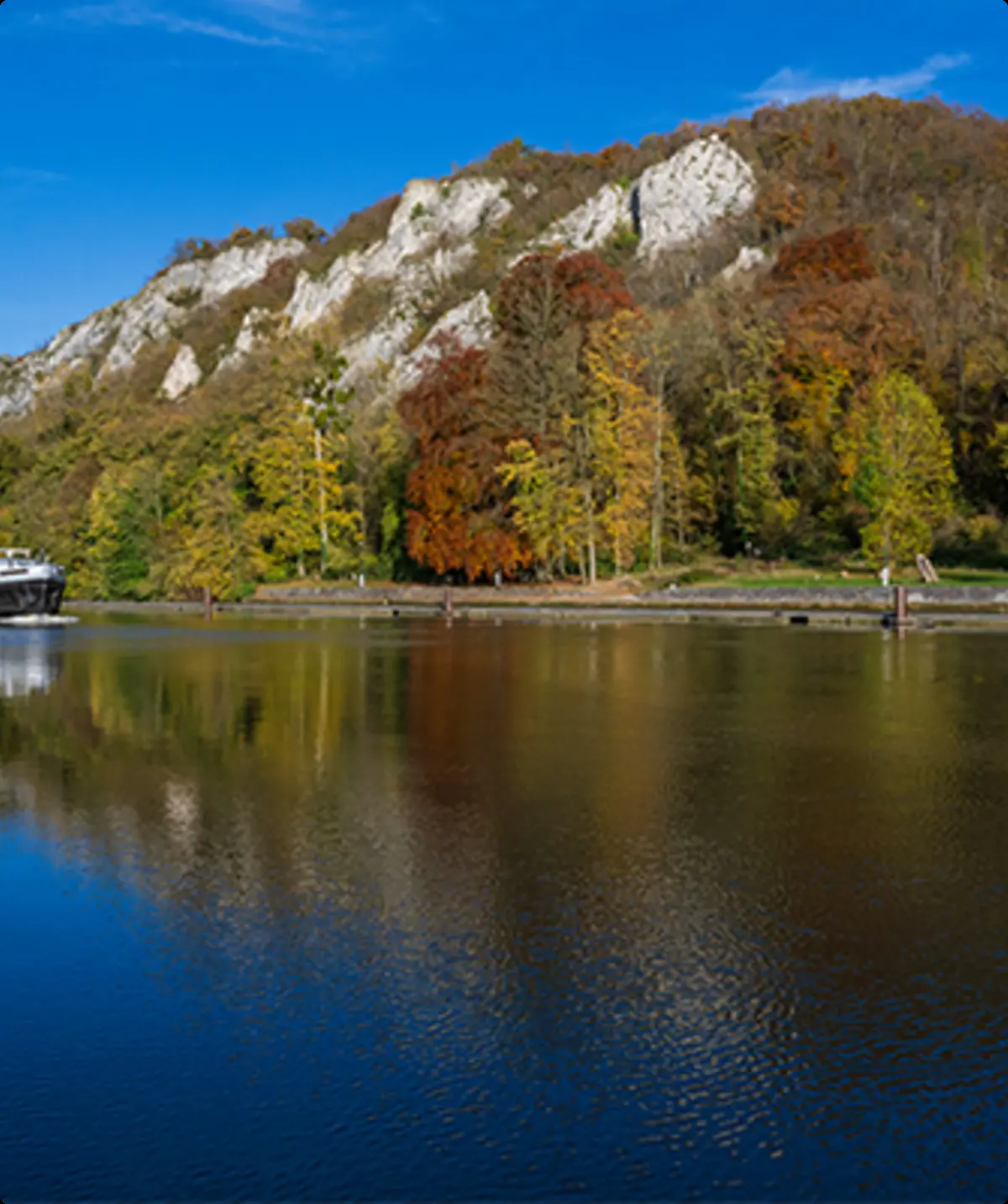 Maas mit Frachtschiff | © Guus Reinartz
