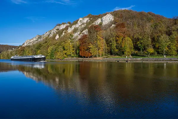 Maas mit Frachtschiff | © Guus Reinartz