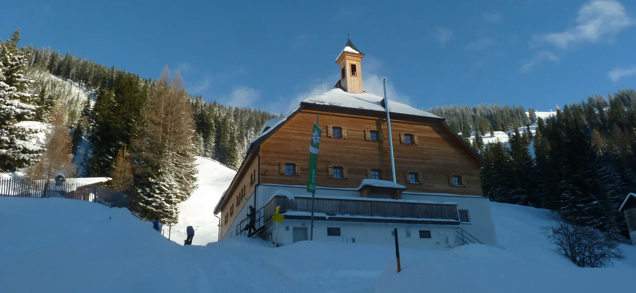 Bochumer Hütte mit Schnee und Wolken | © Gisela Schöngraf