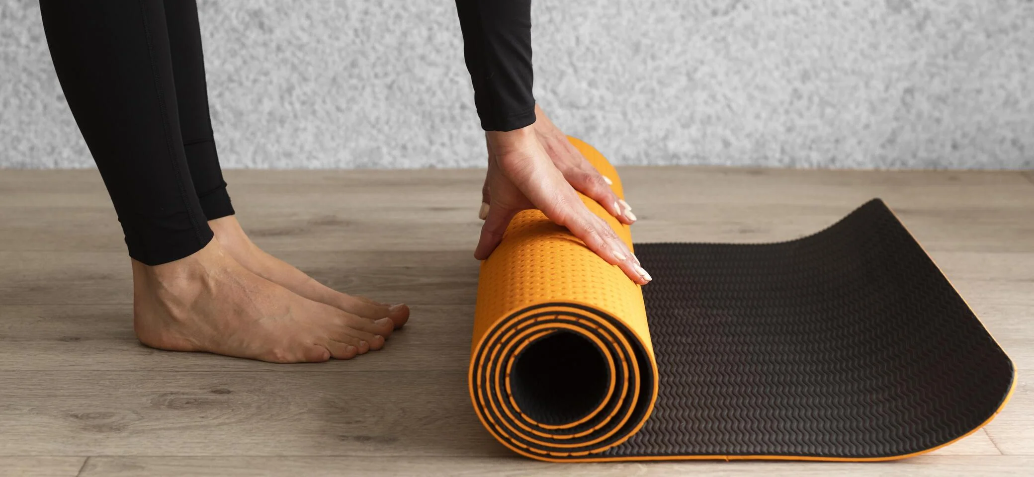 nahaufnahme-haende-halten-matte | © Bild von <a href="https://de.freepik.com/fotos-kostenlos/nahaufnahme-haende-halten-matte_10942103.htm#from_view=detail_serie">Freepik</a>