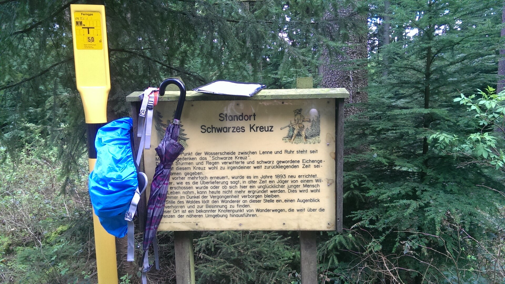 Schild mit Rucksack und Schirm_Konditionsw.2014 | © Holger Rüsberg Schild mit Rucksack und Schirm_Konditionsw.2014 | © Holger Rüsberg