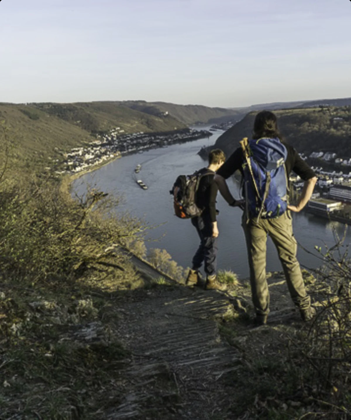 Rheinsteig, und im Hintergrund die Lorelei | © Manfred Terhaer