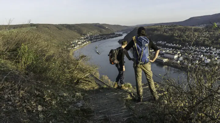Rheinsteig, und im Hintergrund die Lorelei | © Manfred Terhaer