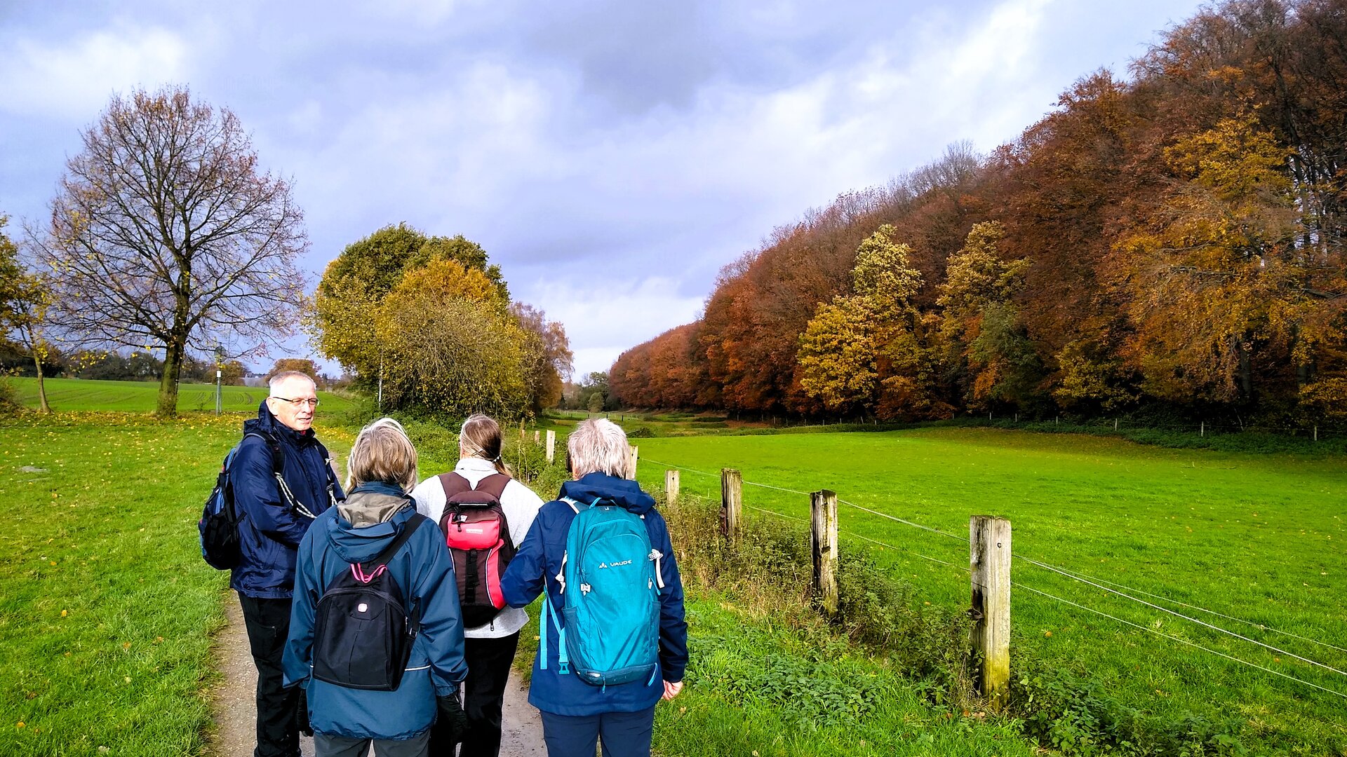 Gruppe vor Herbstbäumen | © Holger Rüsberg Gruppe vor Herbstbäumen | © Holger Rüsberg