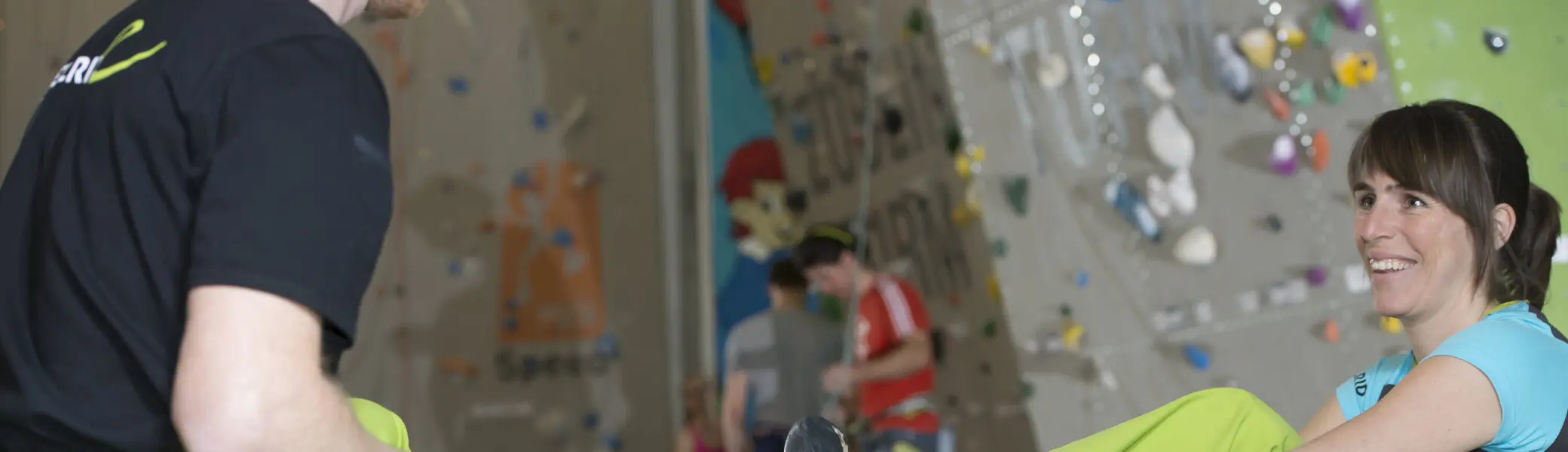 Ein Kletterpaar bereitet sich für das Klettern vor. | © DAV/Thilo Brunner