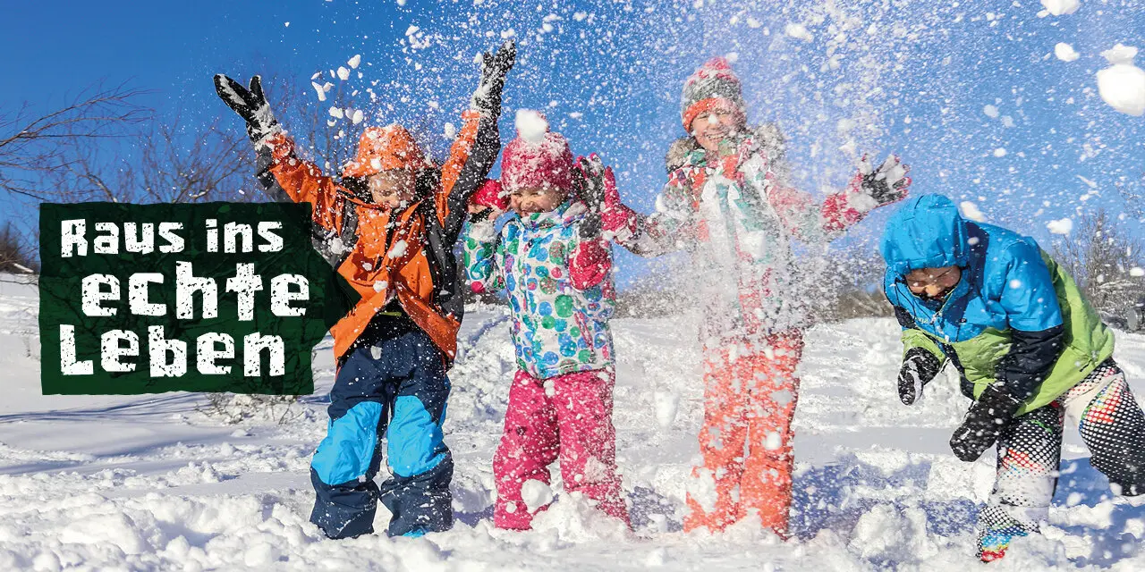 Foto aus der Kampagne des DAV: Raus ins echte Leben: zu sehen drei Kinder im Schnee | © Yanlev / Adobe Stock